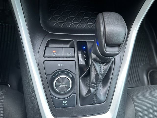 Used 2022 Toyota RAV4 LE image 17