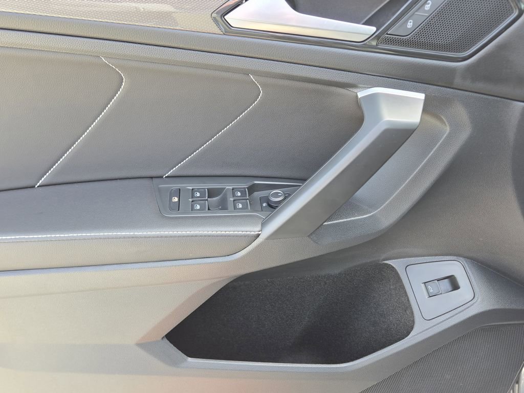 Used 2024 Volkswagen Tiguan SE R-Line image 32