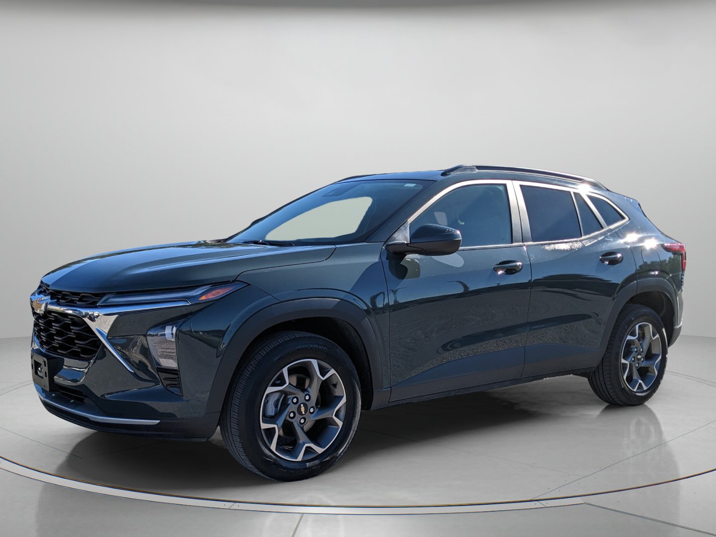 Used 2025 Chevrolet Trax LT FWD image 2
