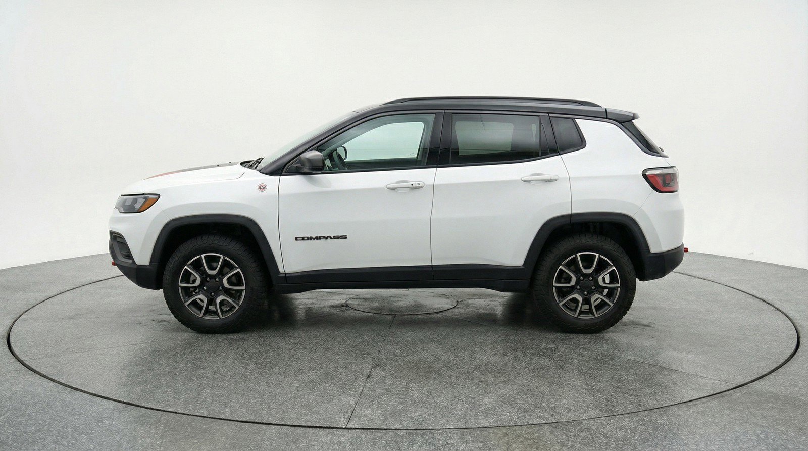 Used 2025 Jeep Compass Trailhawk AWD/4WD image 5