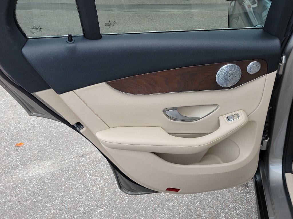 Used 2021 Mercedes-Benz GLC 300 image 9