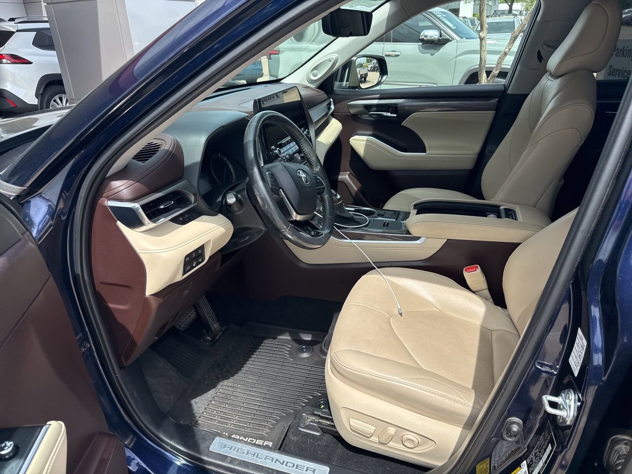 Used 2021 Toyota Highlander Limited image 10