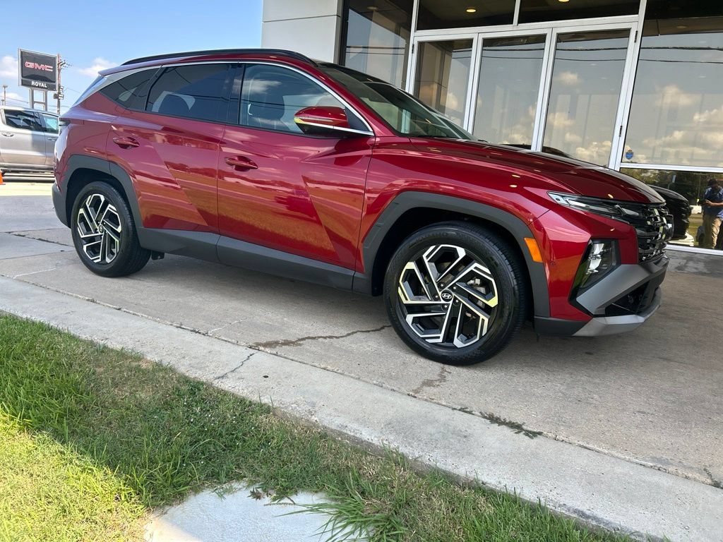 Used 2025 Hyundai Tucson Limited FWD image 2