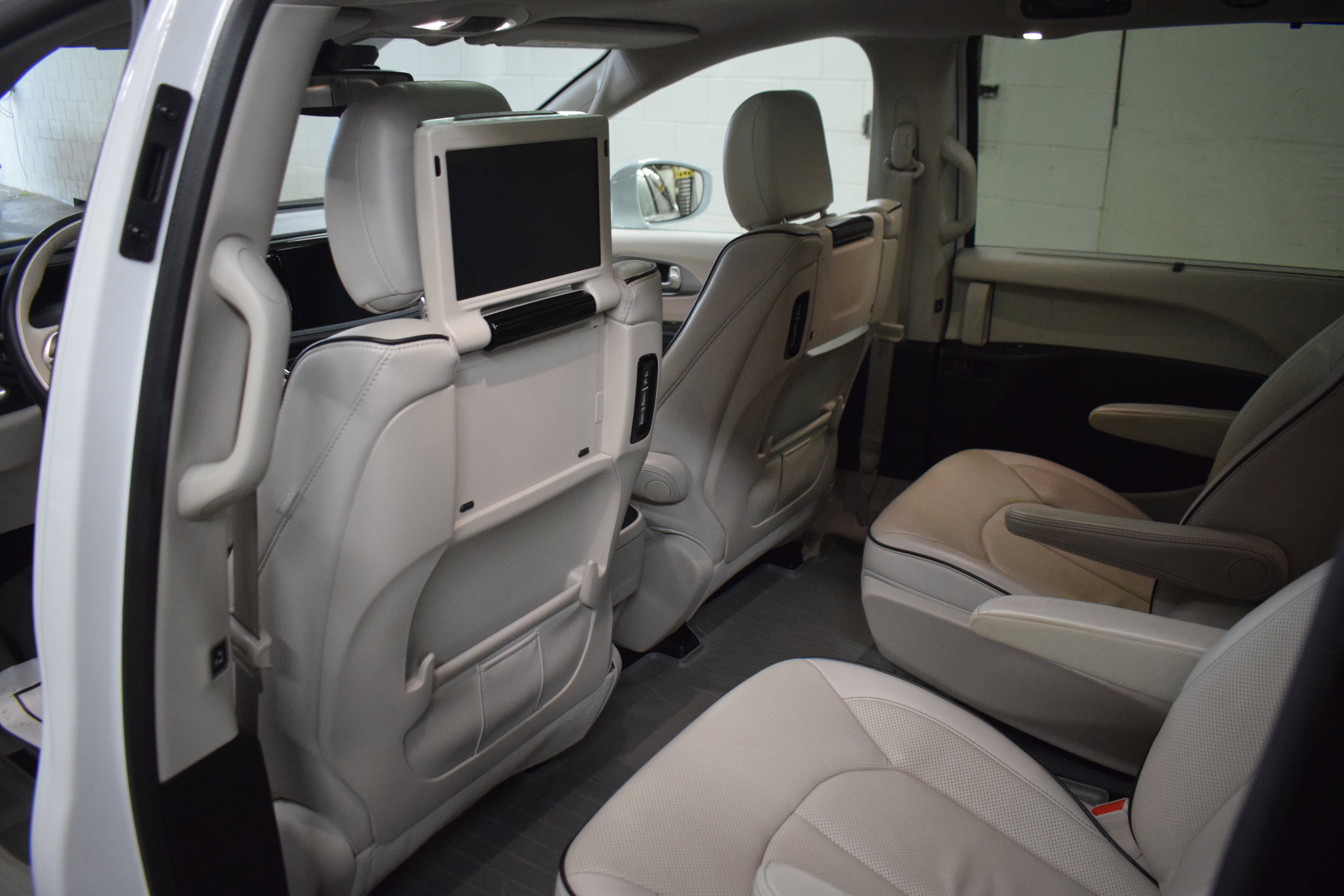 Used 2017 Chrysler Pacifica Platinum image 8