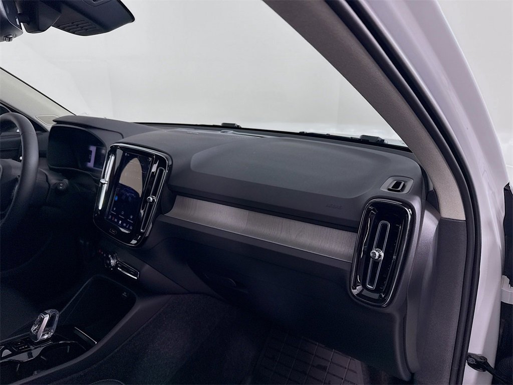 Used 2023 Volvo XC40 B5 Ultimate w/ Protection Package Premier image 31