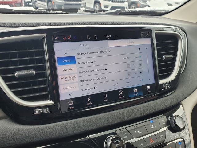 Certified 2024 Chrysler Pacifica Touring-L image 16