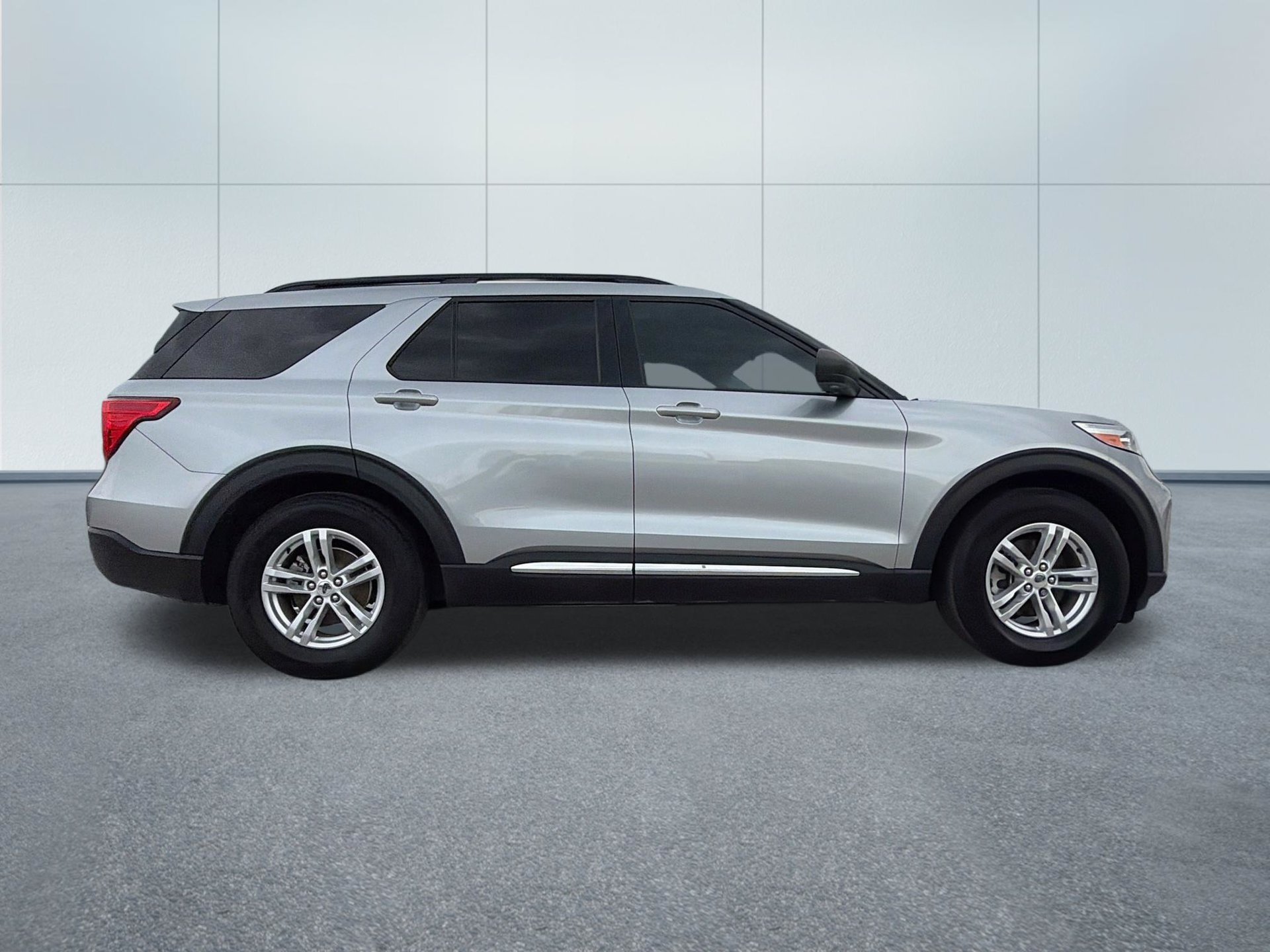 Used 2022 Ford Explorer XLT w/ Equipment Group 202A RWD image 4