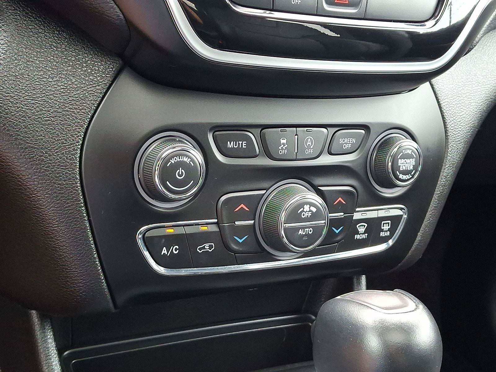 Used 2019 Jeep Cherokee Limited AWD/4WD image 16