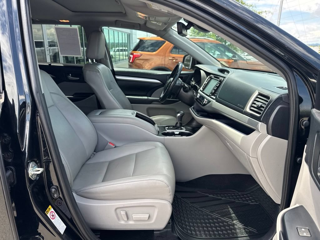 Used 2019 Toyota Highlander XLE FWD image 18
