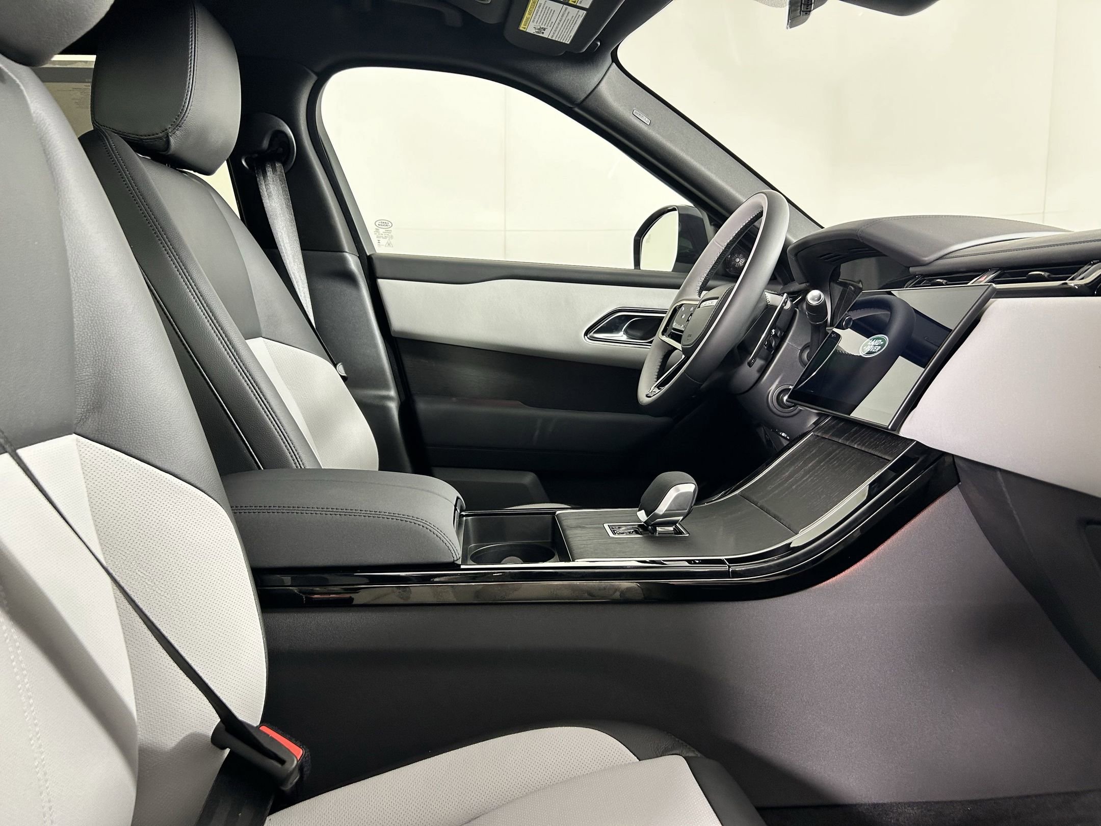 New 2026 Land Rover Range Rover Velar Dynamic SE image 18