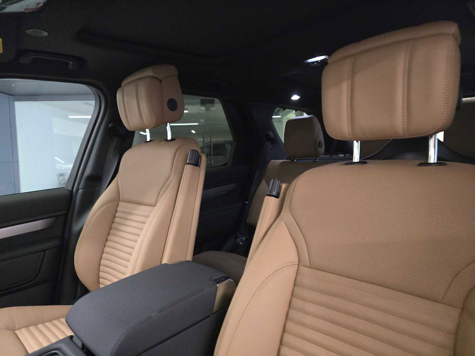 New 2025 Land Rover Discovery Dynamic SE image 21