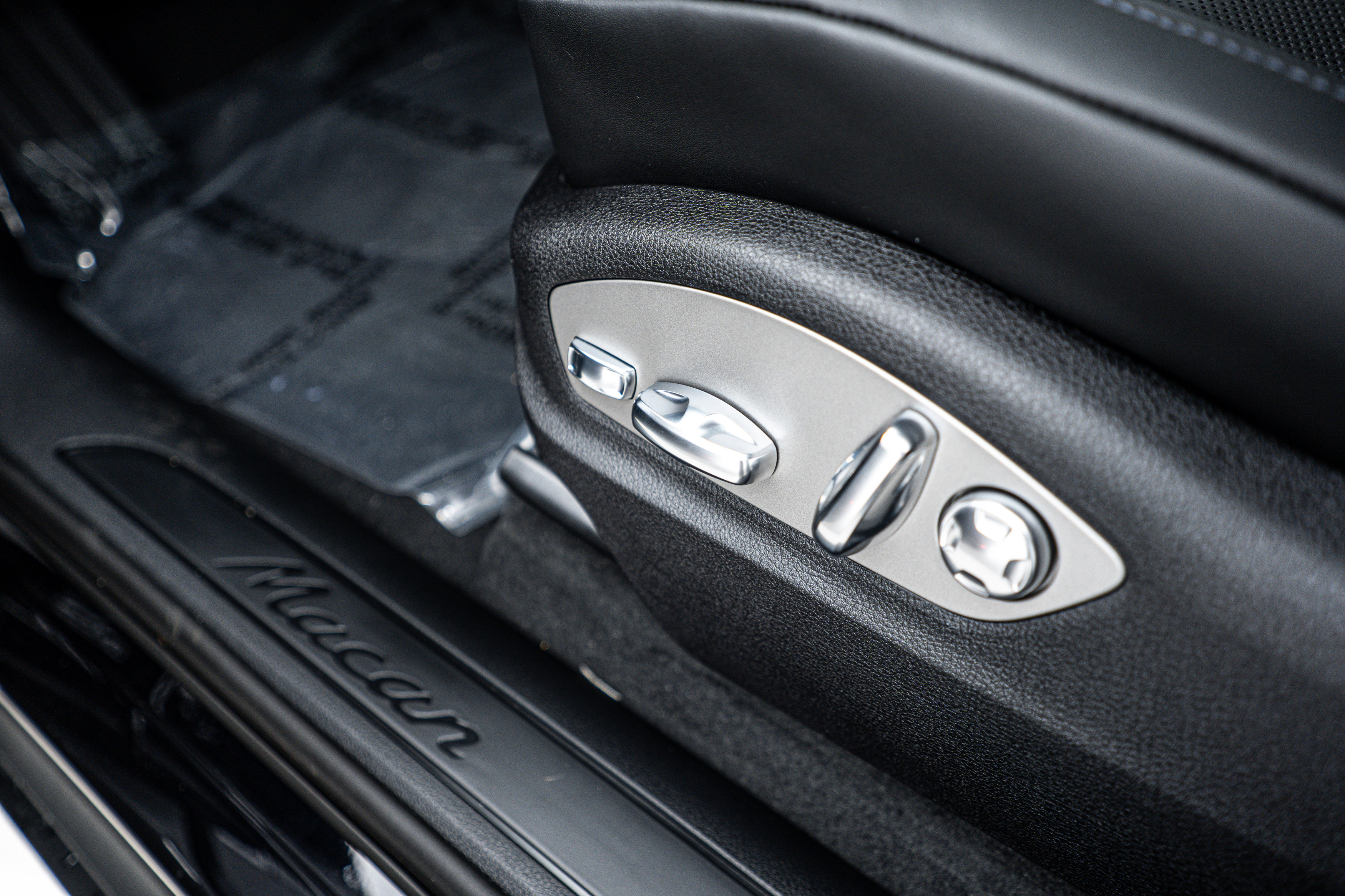 New 2025 Porsche Macan image 18