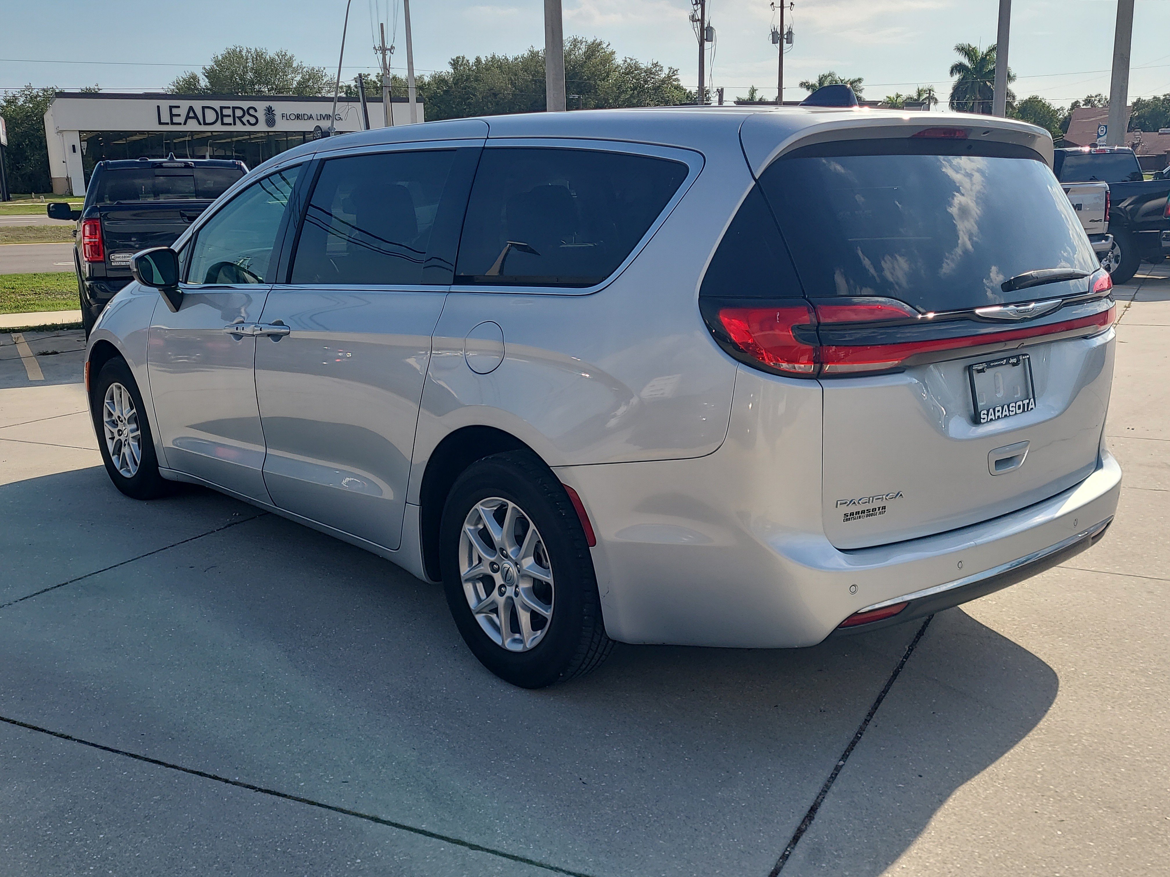 Used 2023 Chrysler Pacifica Touring-L FWD image 4