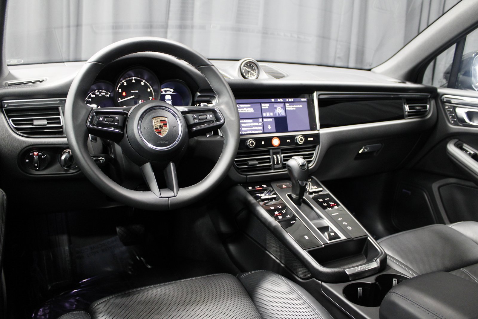 Certified 2025 Porsche Macan image 4