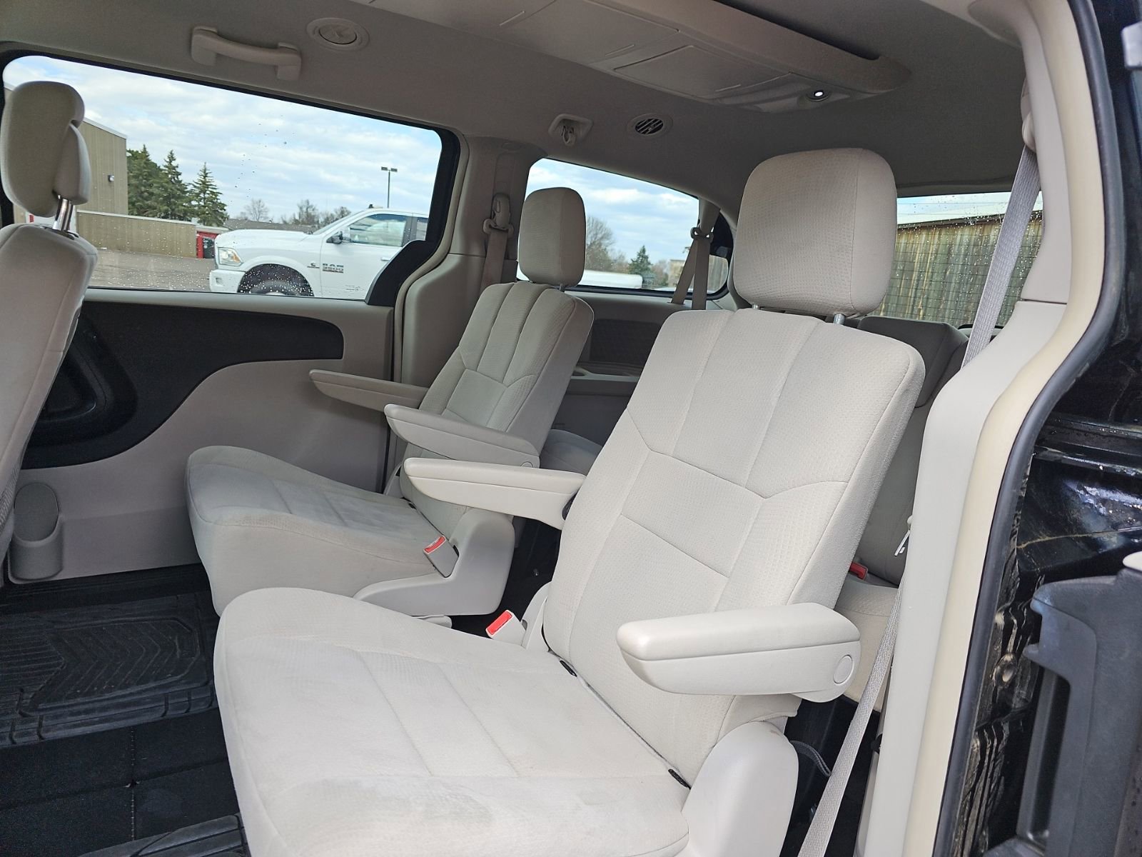 Used 2011 Chrysler Town & Country Touring FWD image 10