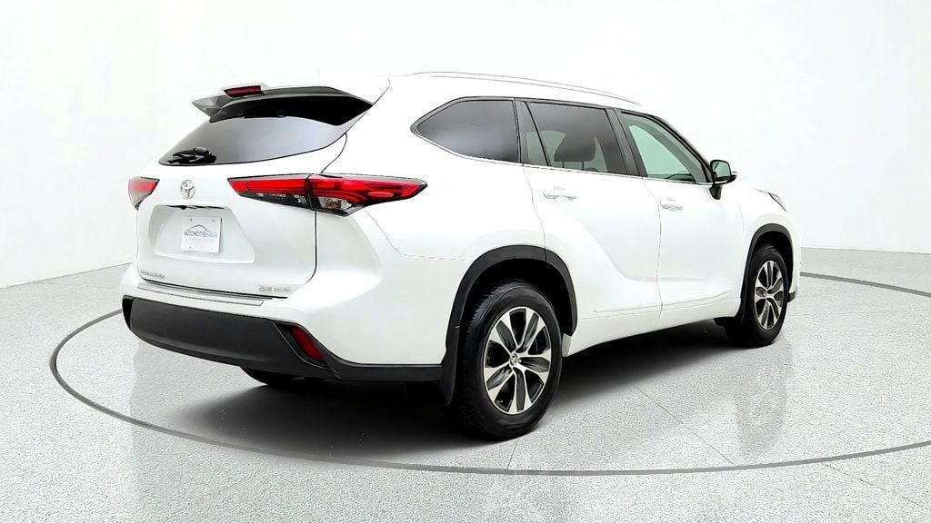 Used 2023 Toyota Highlander XLE AWD/4WD image 5