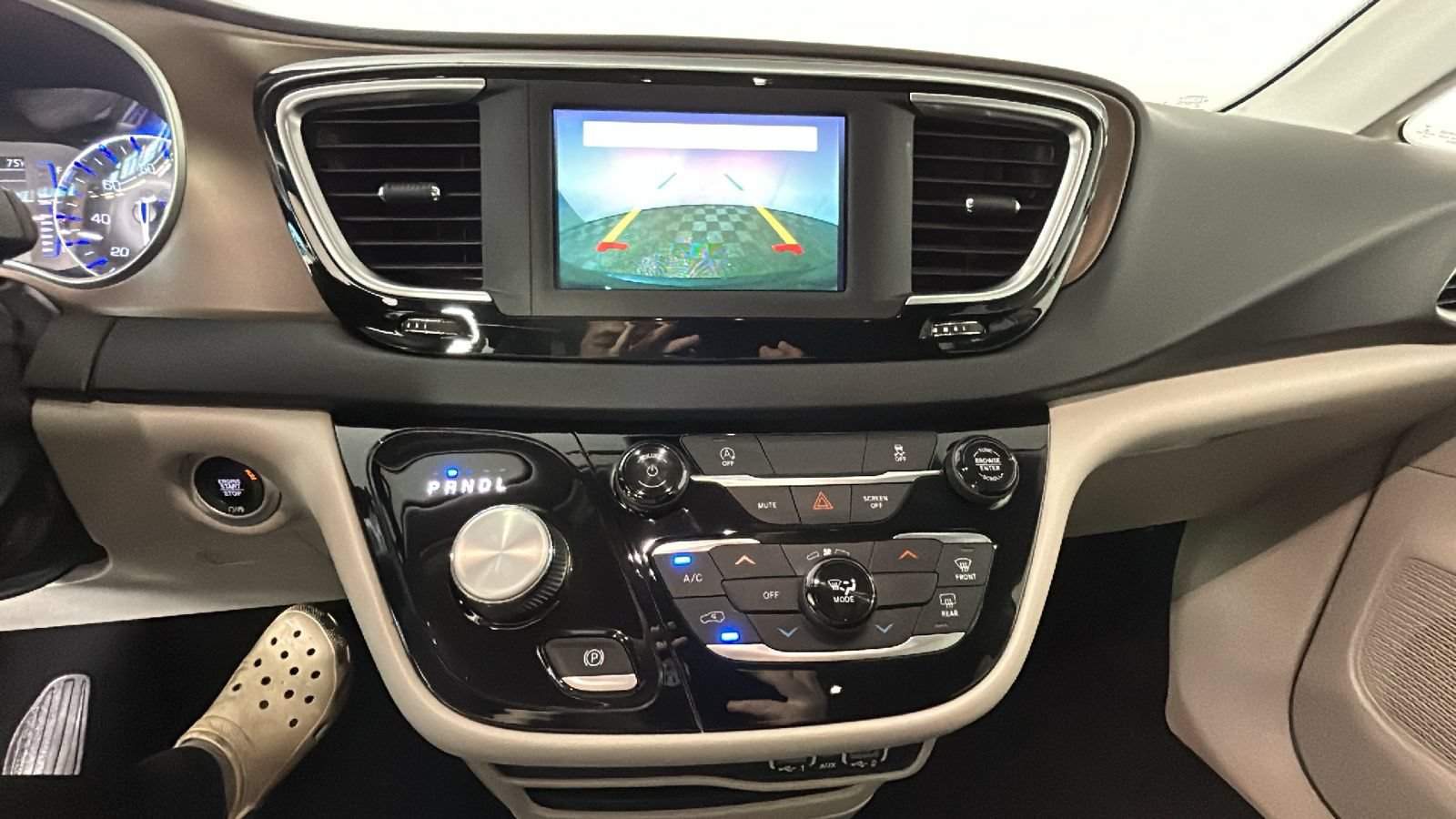Used 2022 Chrysler Voyager LX FWD image 28