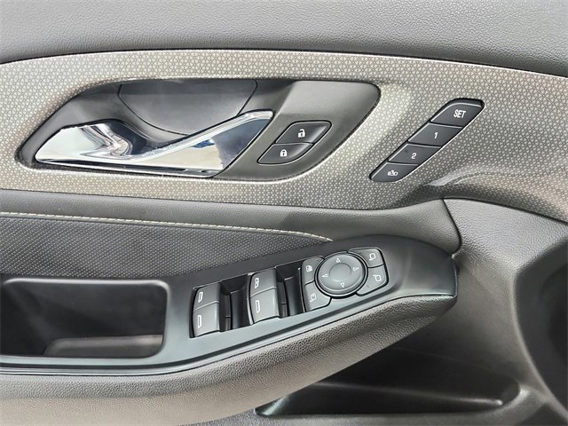 Used 2023 Chevrolet Traverse Premier image 35