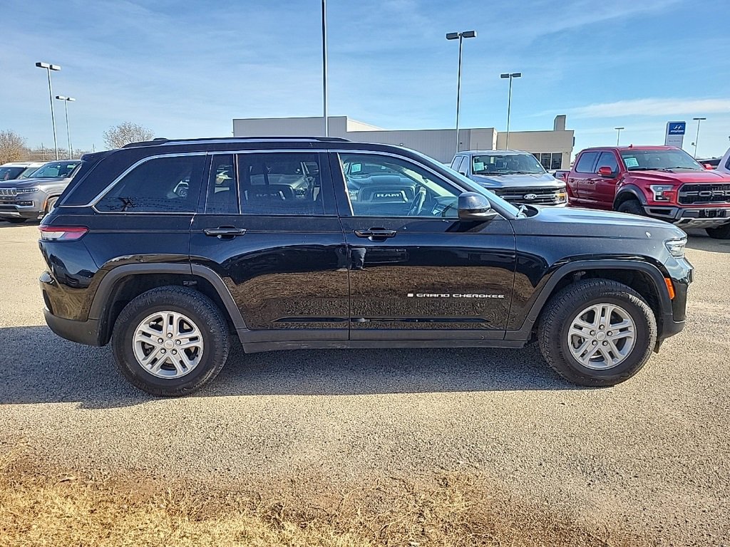 Used 2023 Jeep Grand Cherokee Laredo image 2