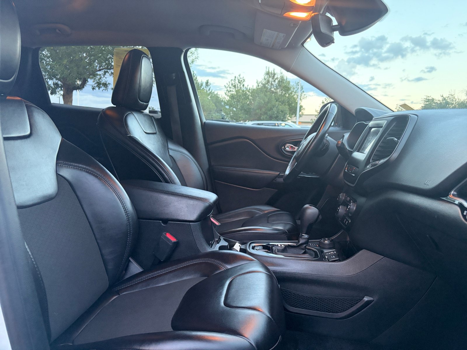 Used 2021 Jeep Cherokee Latitude Plus AWD/4WD image 31