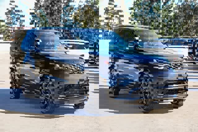 New 2025 Land Rover Discovery Dynamic SE image 3