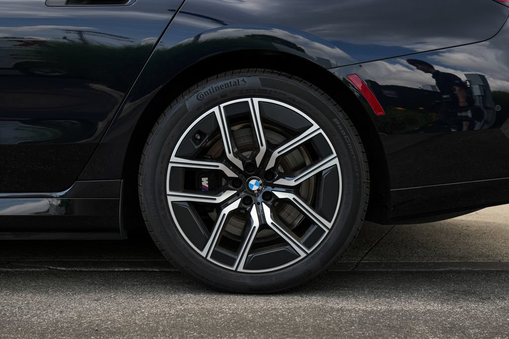 Used 2025 BMW i7 xDrive60 AWD/4WD image 12