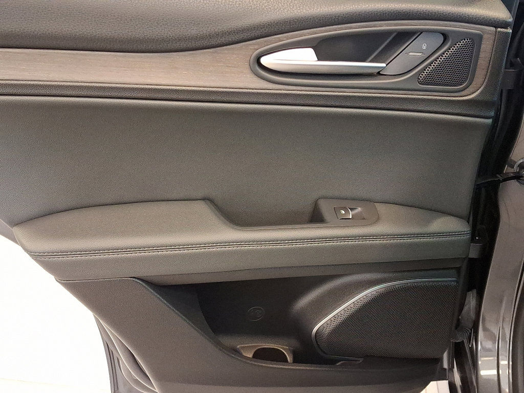 Used 2022 Alfa Romeo Stelvio Ti image 19