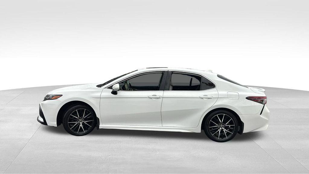 Used 2022 Toyota Camry SE image 4