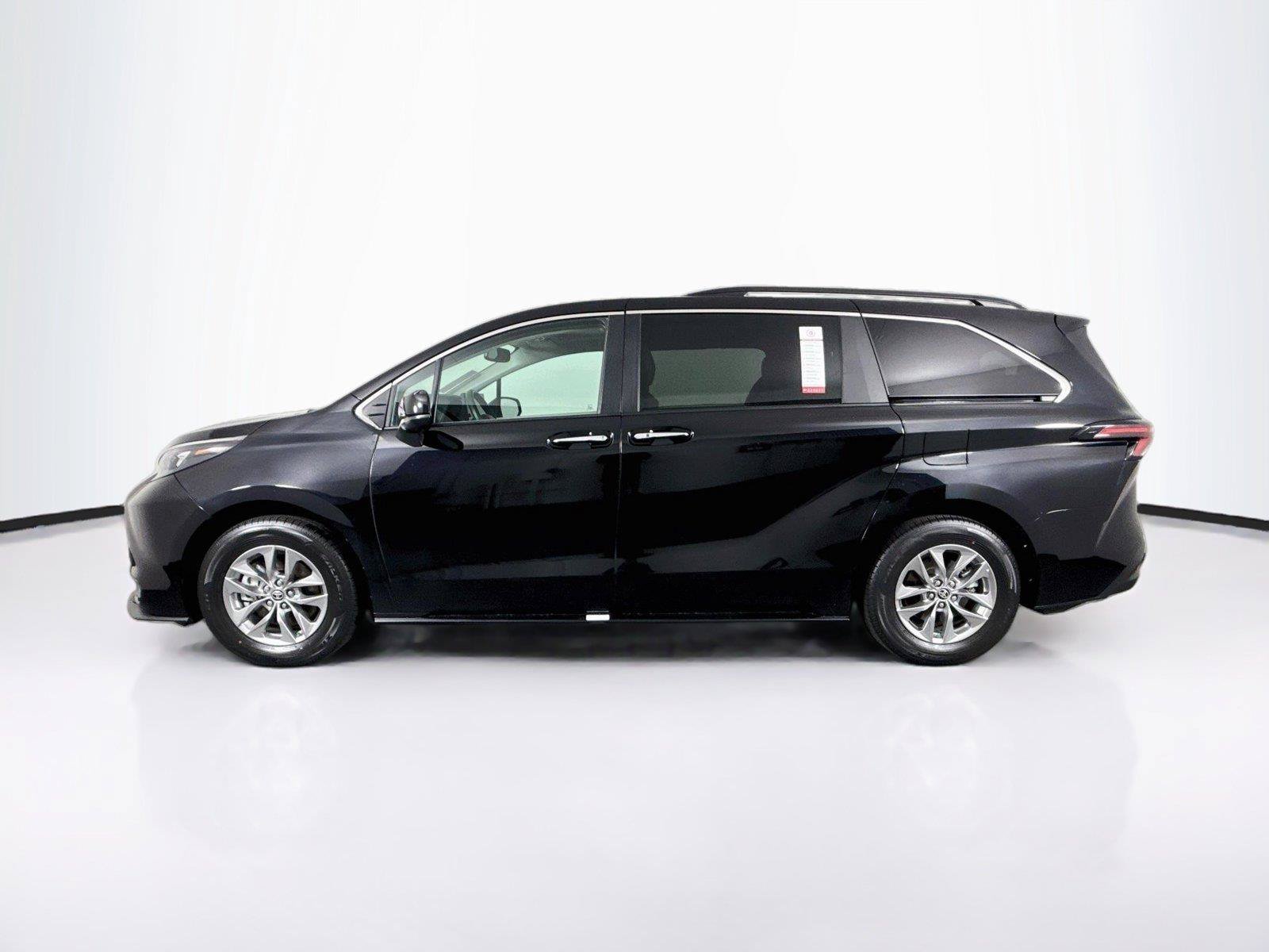 Certified 2025 Toyota Sienna XLE FWD image 14