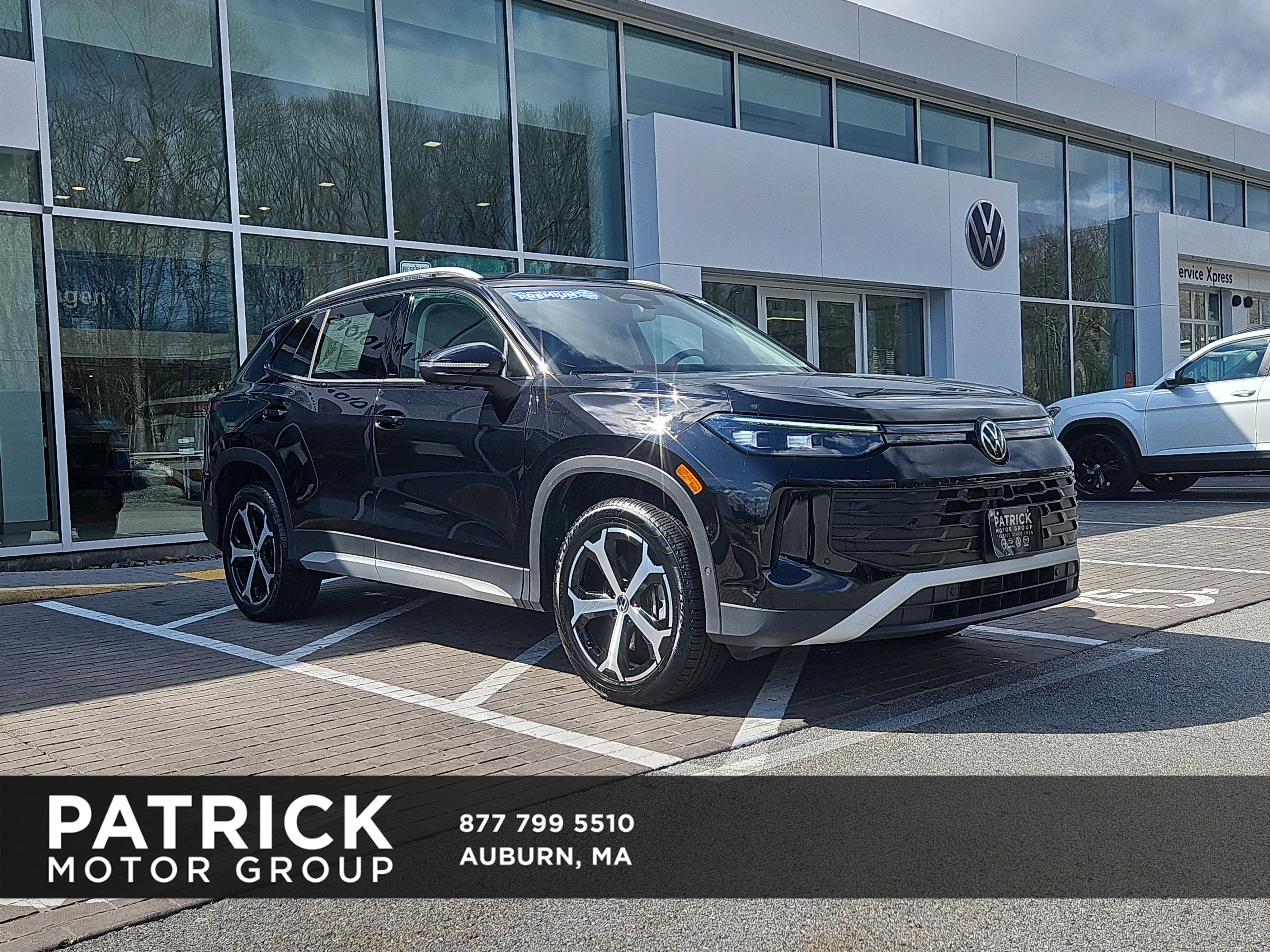 Used 2025 Volkswagen Tiguan SE image 1