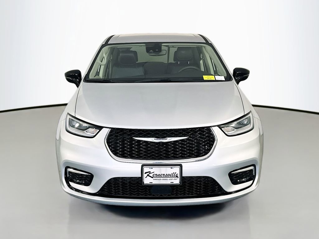 Used 2024 Chrysler Pacifica Touring-L FWD image 2