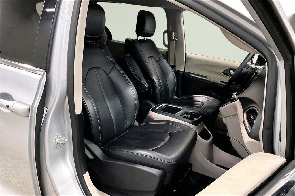 Used 2024 Chrysler Pacifica Touring-L image 30