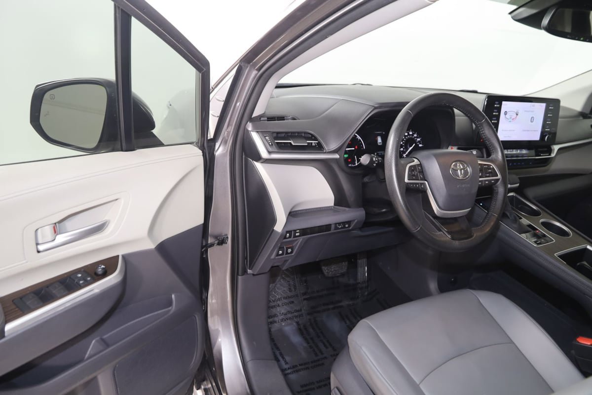 Used 2021 Toyota Sienna XLE FWD image 47