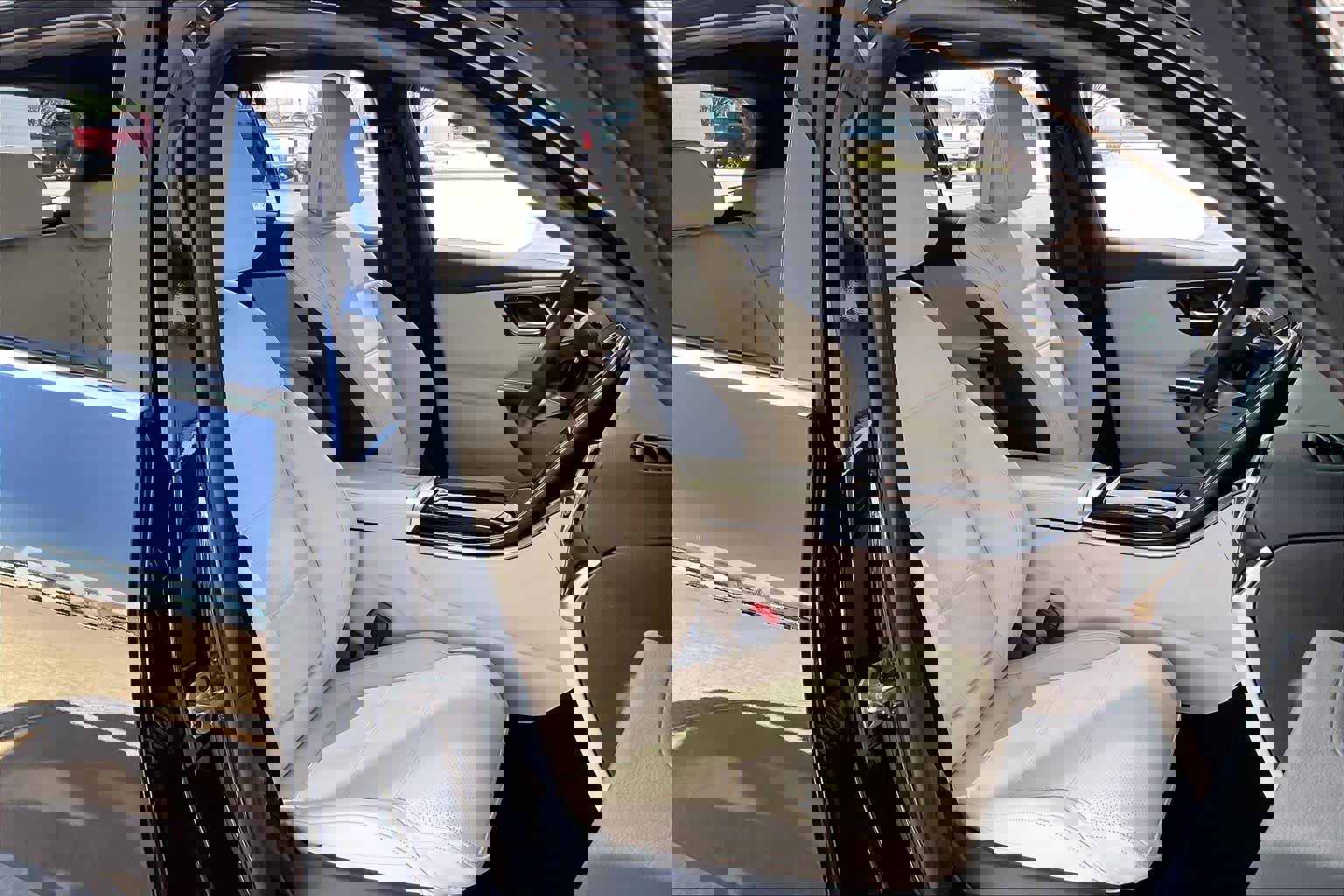 Used 2025 Mercedes-Benz GLC 300 4MATIC image 10