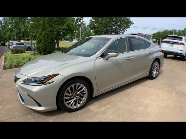 Certified 2022 Lexus ES 300h Ultra Luxury w/ Accessory Package 2 FWD image 4