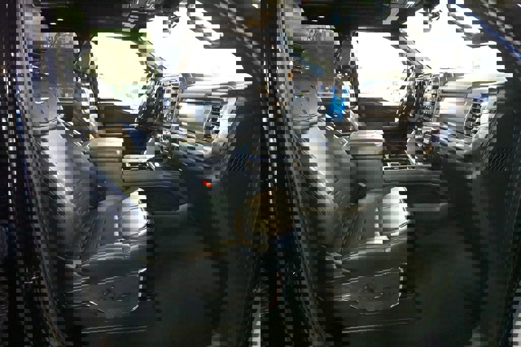 Certified 2025 Ford F350 Platinum w/ Tremor Off-Road Package AWD/4WD image 34