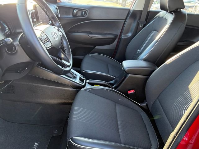 Used 2023 Hyundai Venue Limited image 9