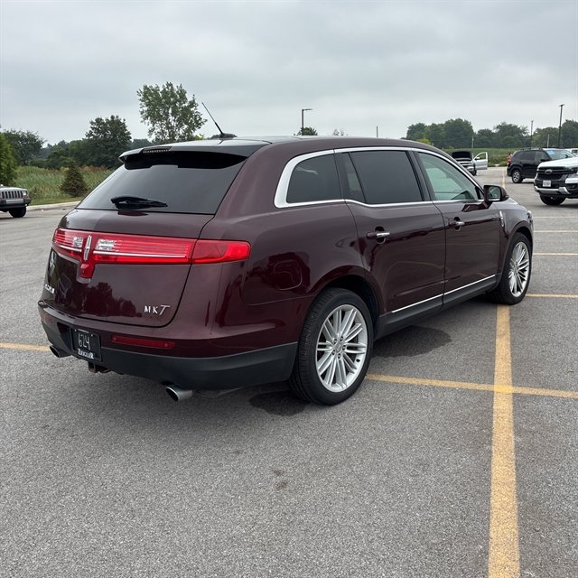Used 2018 Lincoln MKT AWD image 4