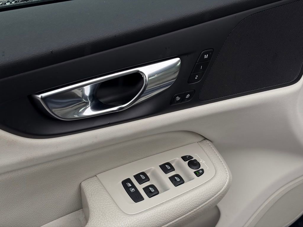 Used 2022 Volvo S60 B5 Momentum w/ Premium Package image 12