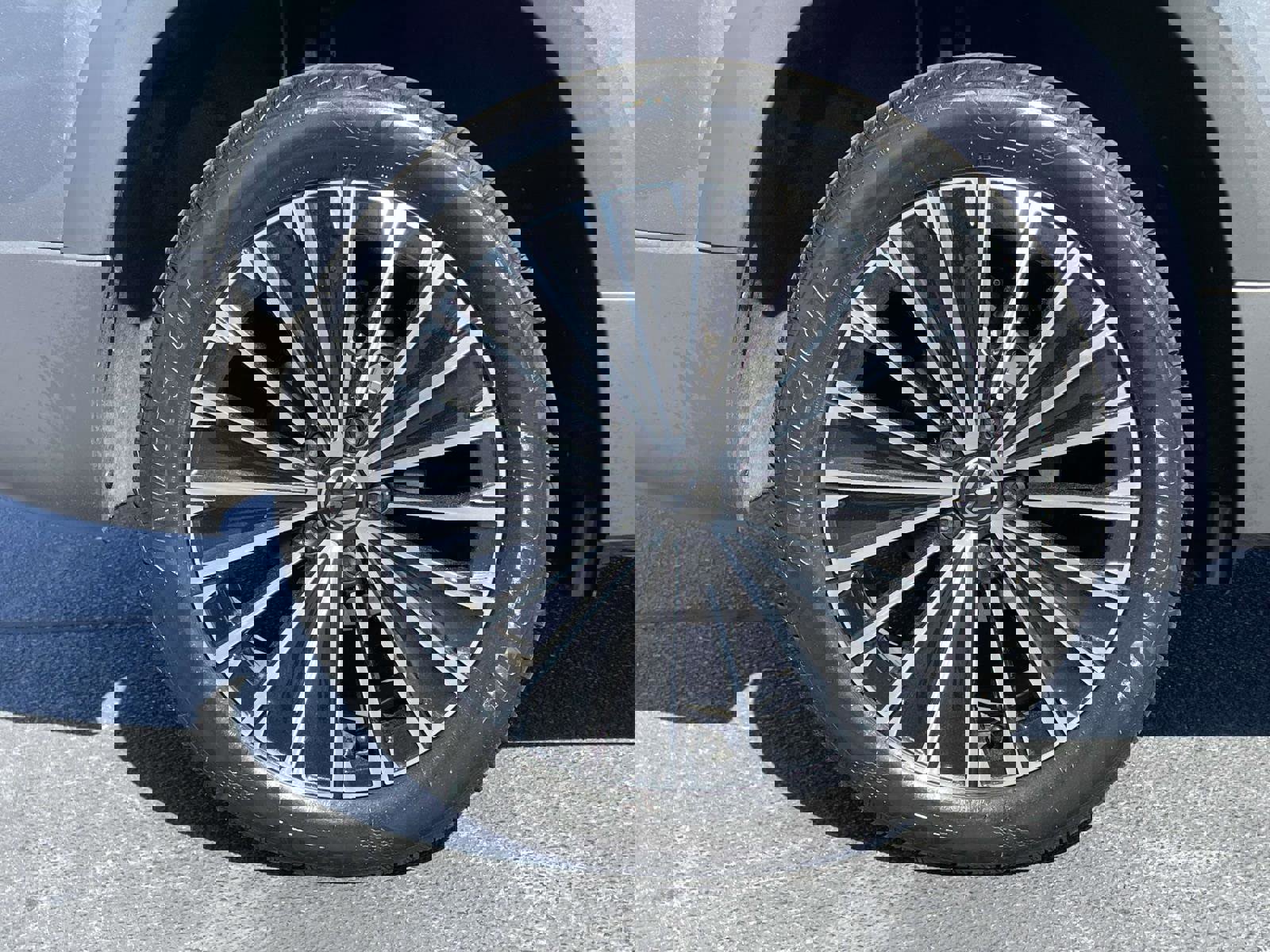 Used 2025 Volkswagen Taos SE w/ Panoramic Sunroof Package FWD image 10