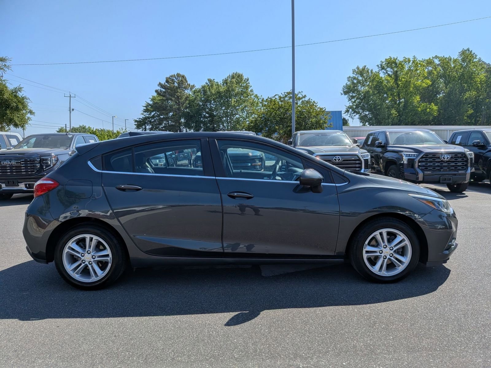 Used 2017 Chevrolet Cruze LT w/ Sun And Sound Package FWD image 2