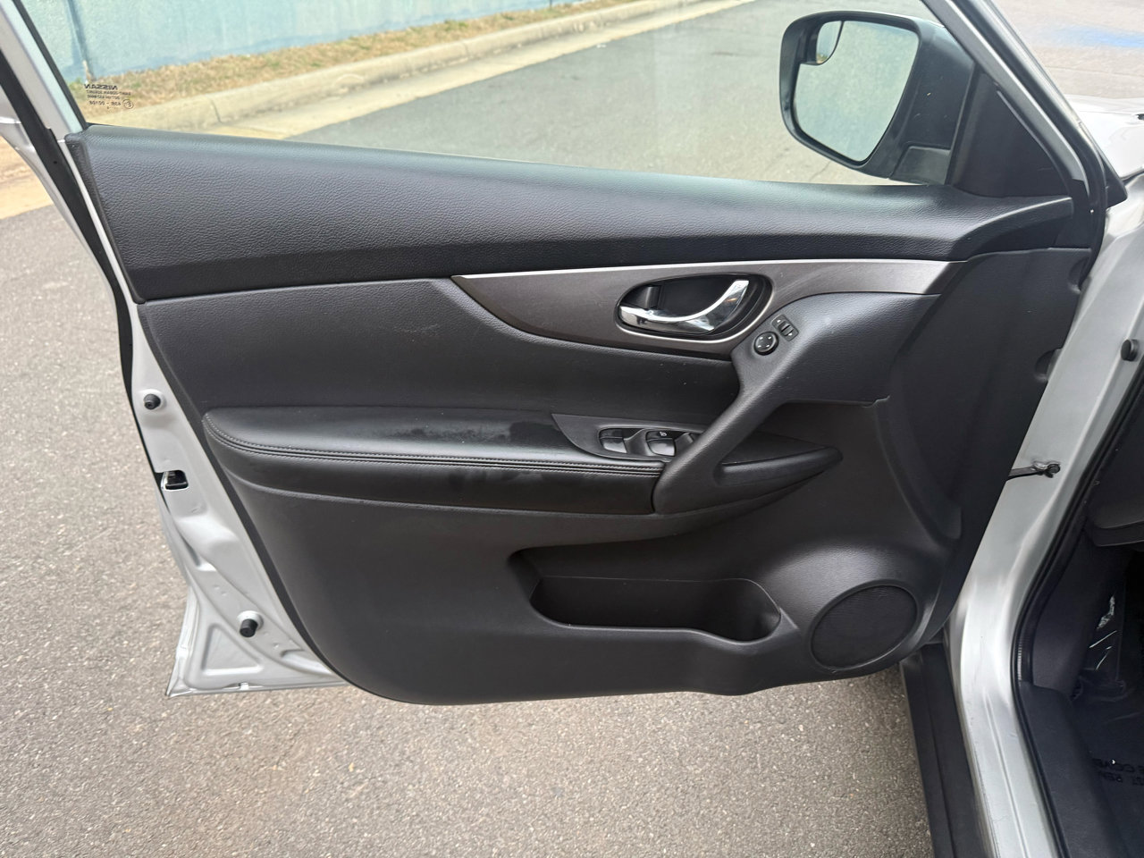 Used 2016 Nissan Rogue SV image 14