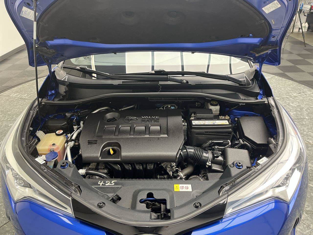 Used 2019 Toyota C-HR XLE FWD image 2