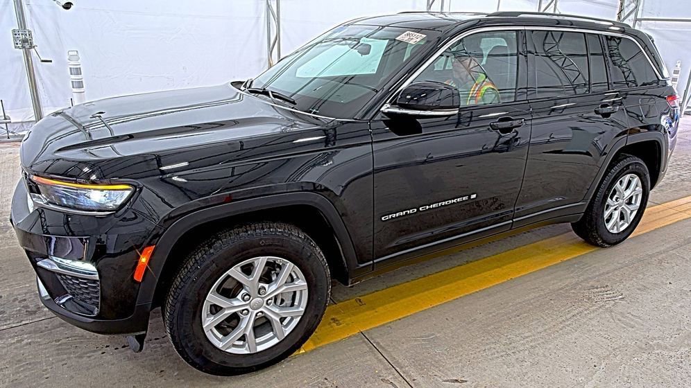 Used 2023 Jeep Grand Cherokee Limited image 3
