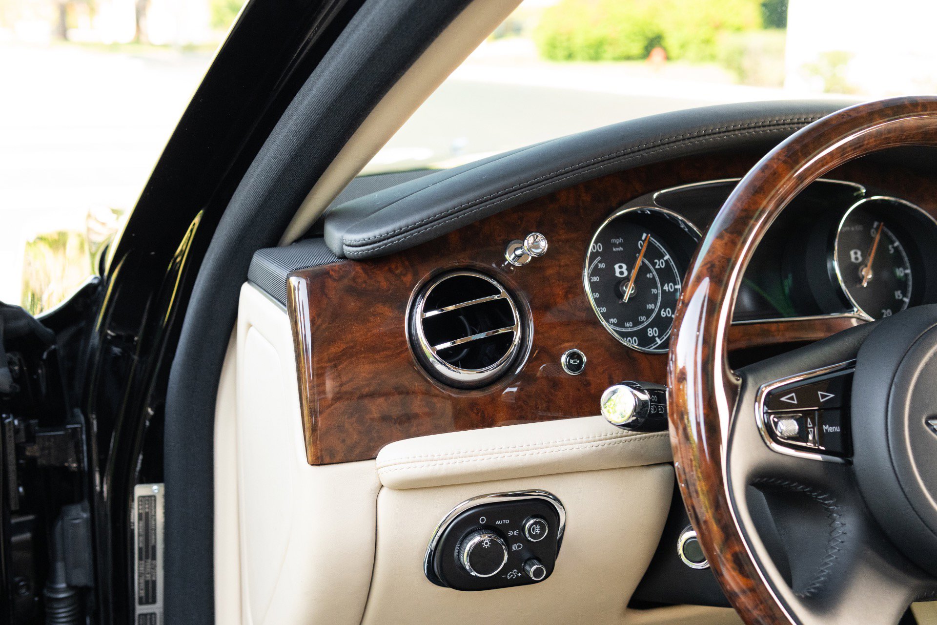 Used 2014 Bentley Mulsanne RWD image 42