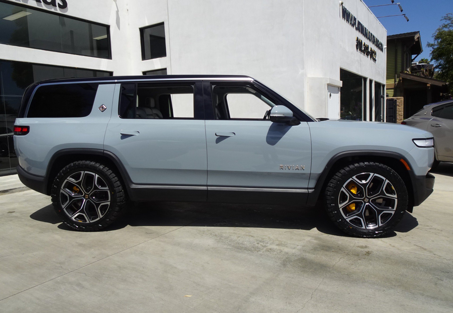 Used 2024 Rivian R1S Adventure AWD/4WD image 7
