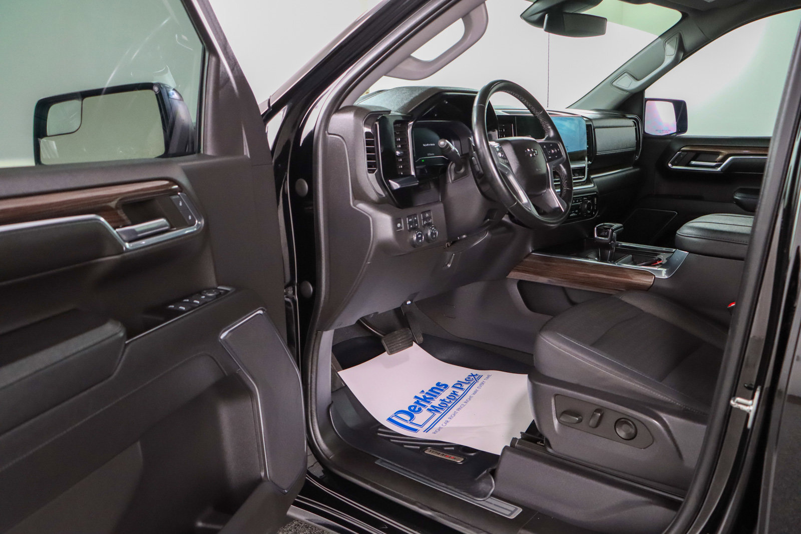 Used 2023 Chevrolet Silverado 1500 LT Trail Boss w/ Protection Package image 3