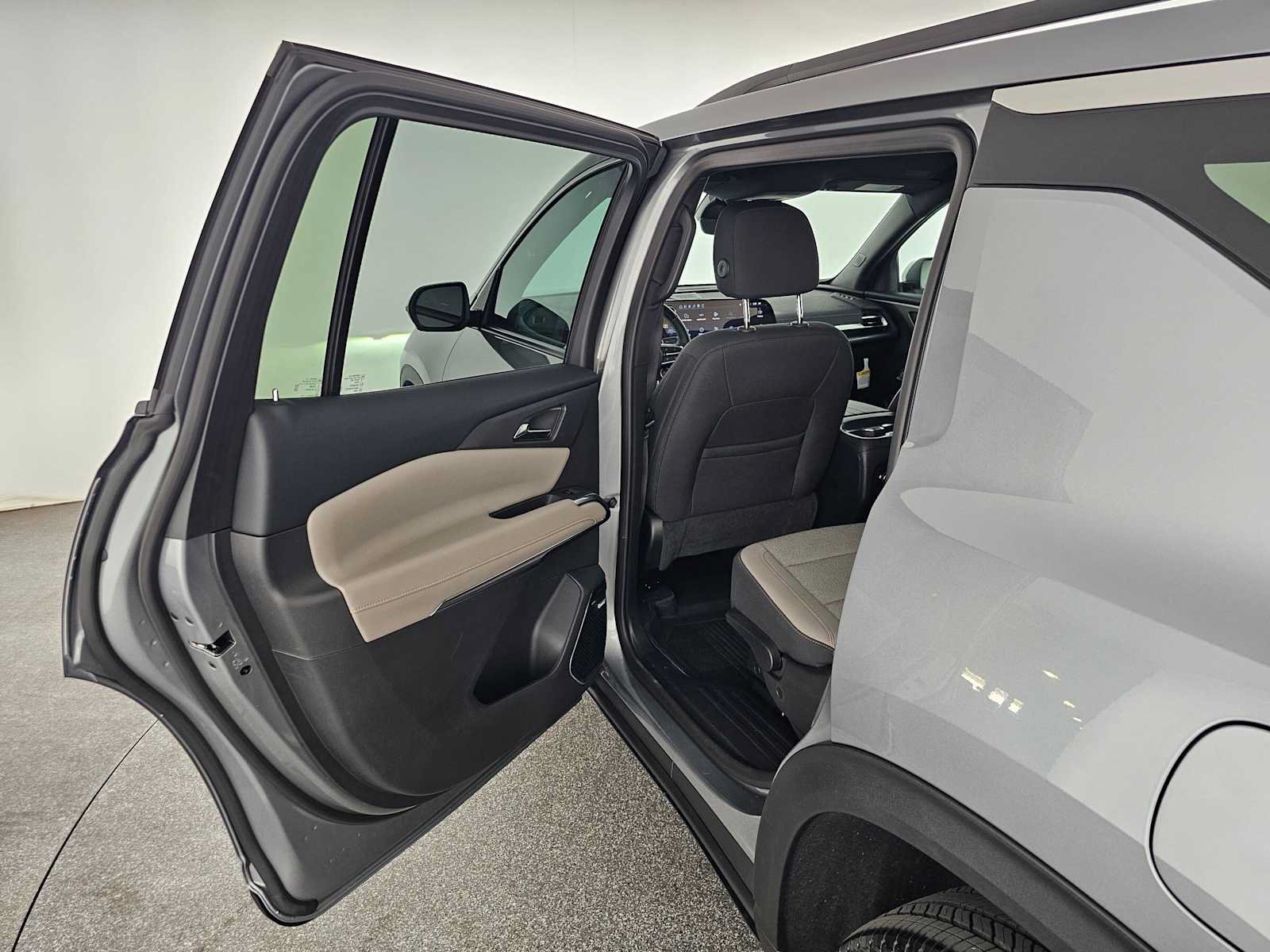 Used 2026 Chevrolet Traverse LT w/ Enhanced Driving Package FWD image 17