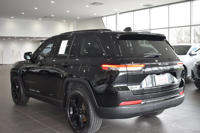 Used 2023 Jeep Grand Cherokee Limited w/ Black Appearance Package AWD/4WD image 8