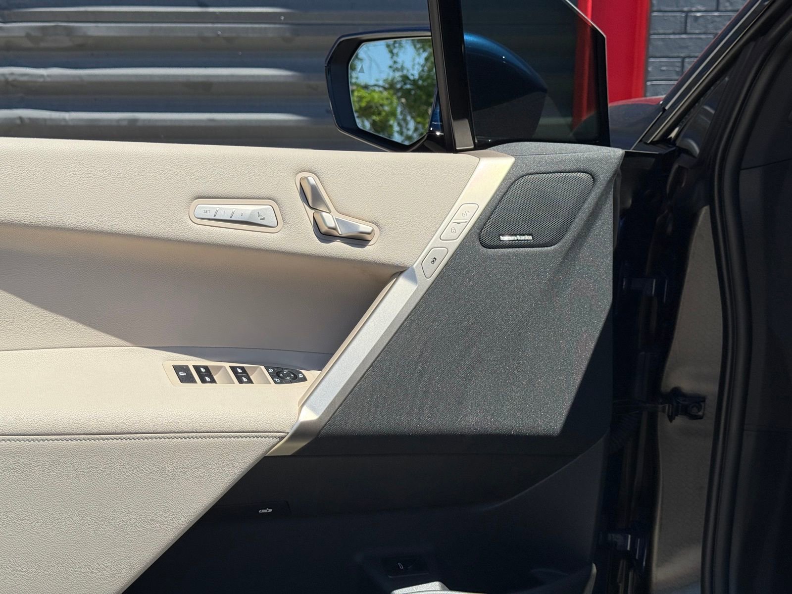 Used 2024 BMW iX xDrive50 w/ Premium Package image 10